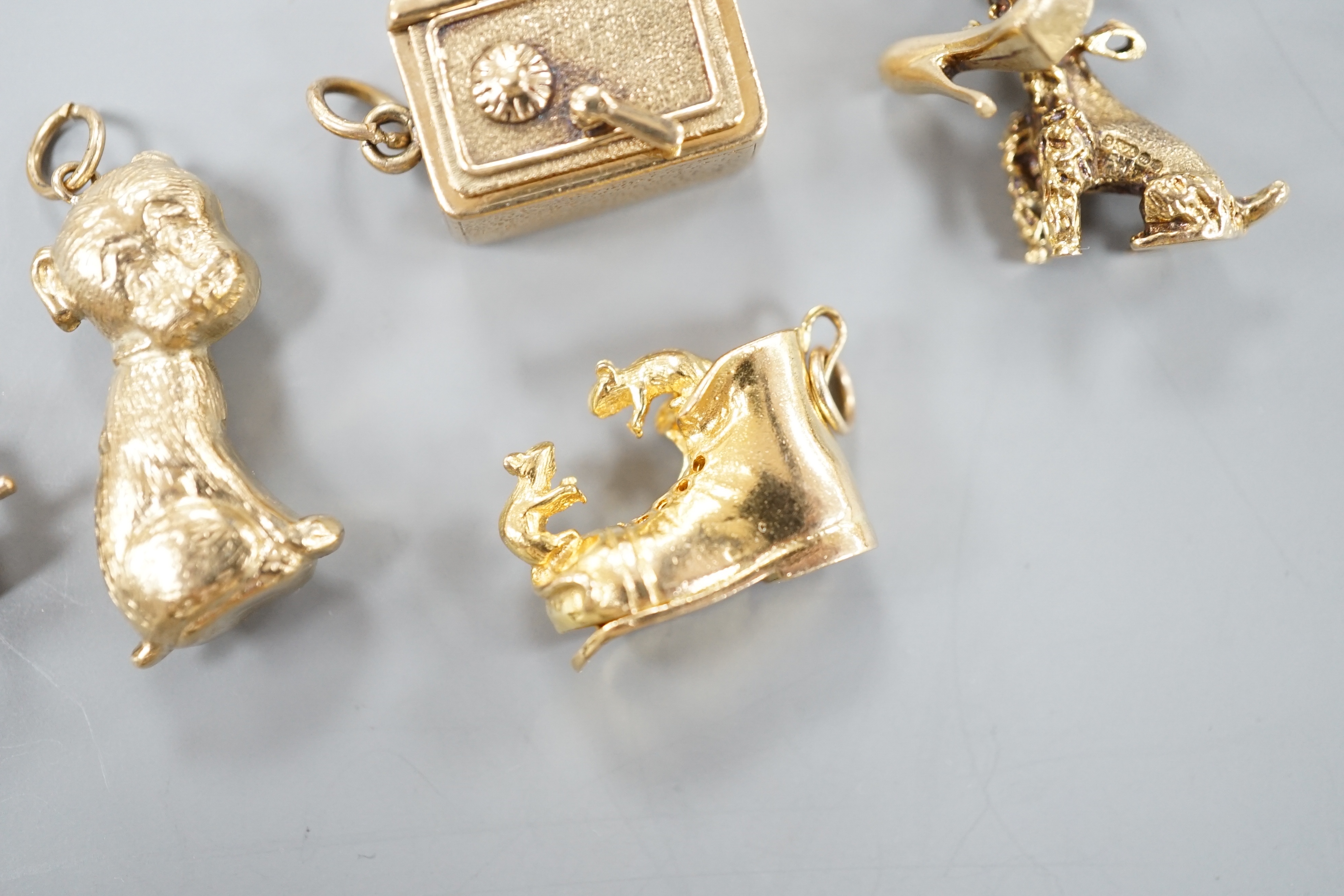 Five assorted modern 9ct gold charms, including a well, safe and boot with mice, 21.4 grams.